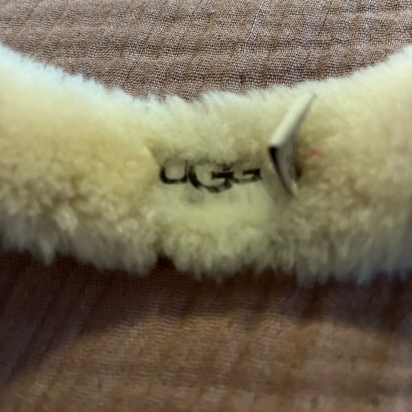 Genuine shearling earmuffs defined by a suede band and logo hardware - Picture 6 of 6